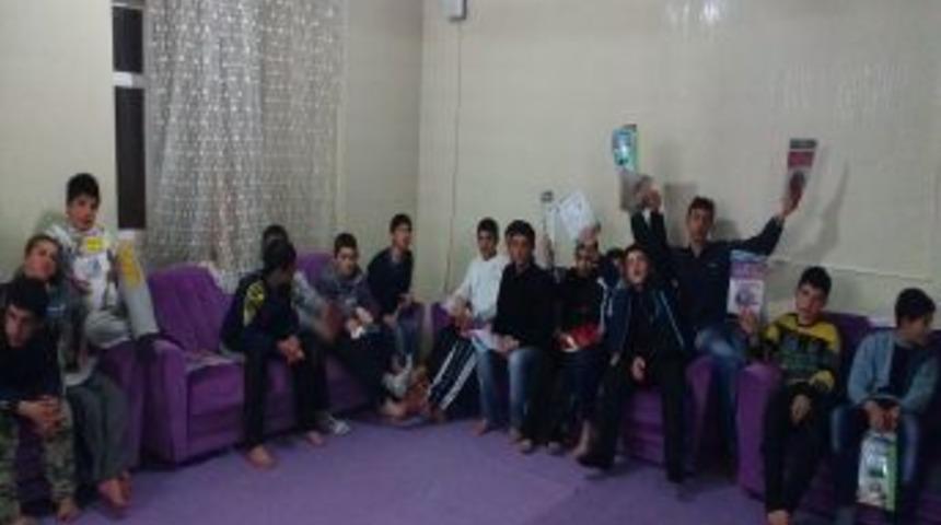 Okuma Salonu &ouml;ğrencilerine verimli test &ccedil;&ouml;zme ve hızlı okuma eğitimi