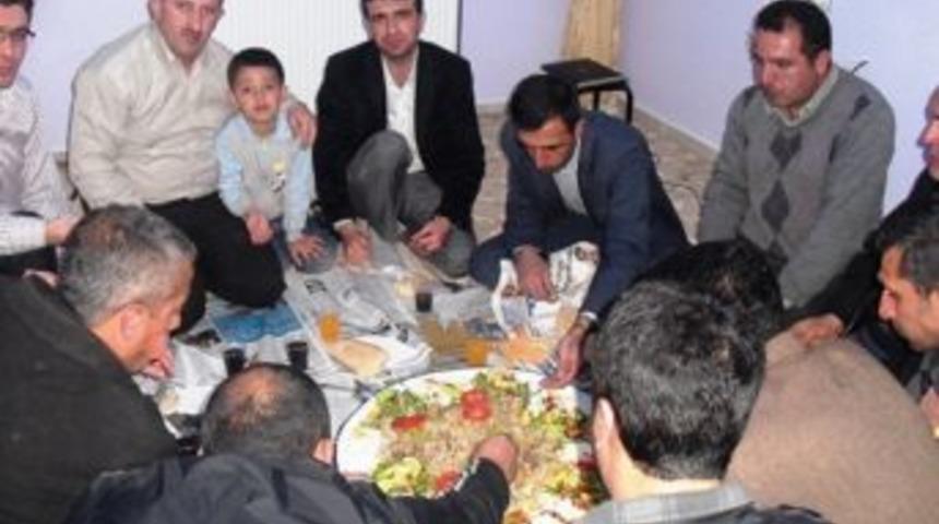 Sabri Cemil Arıak K&uuml;lt&uuml;r Merkezi, &ouml;ğrenci velileri ve esnafa yemek verdi