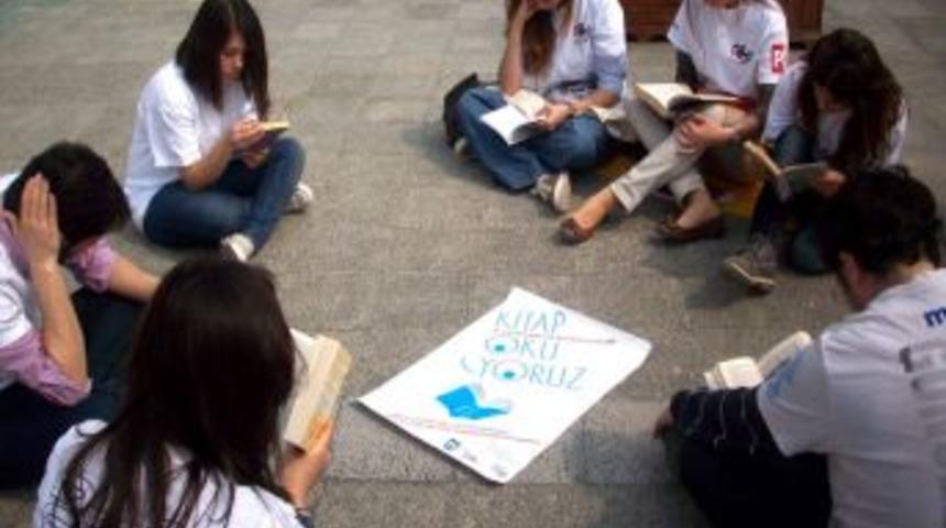 K&uuml;t&uuml;phane Haftası'nı, yerlere oturup kitap okuyarak kutladılar