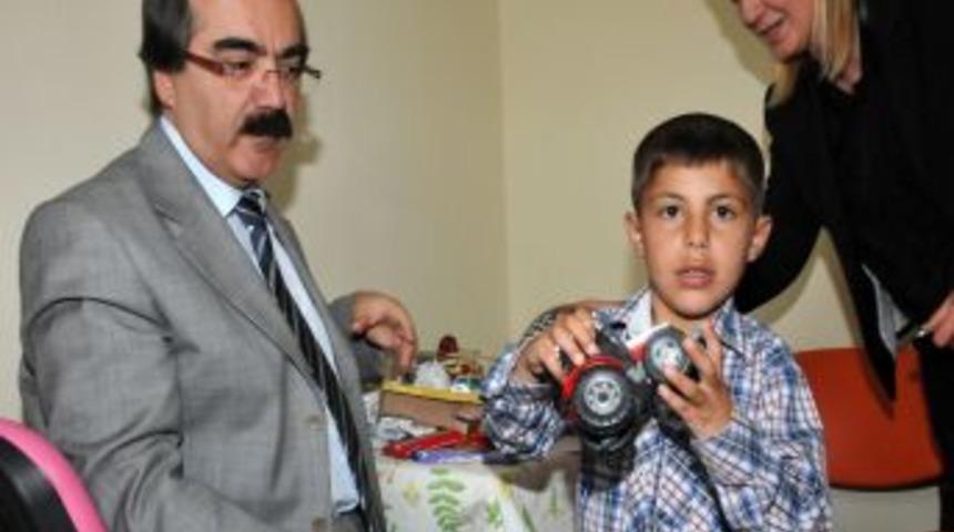 Şiddete maruz kalan &ccedil;ocuğa şefkat eli