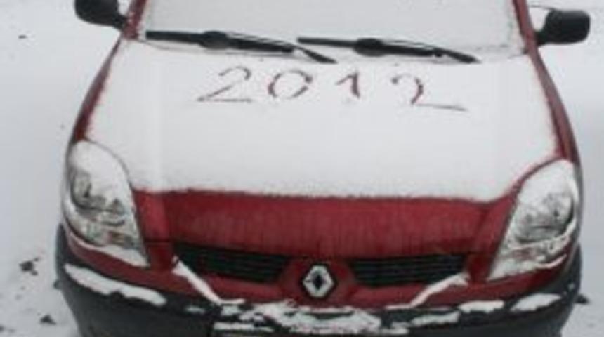 Kars&rsquo;ta bahar beklenirken kar yağdı