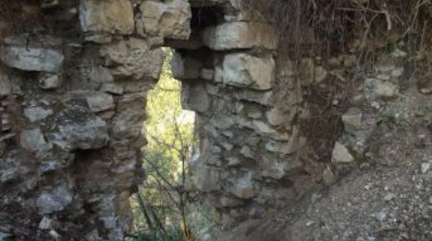 Define avcılarının dinamitleri 800 yıllık kaleyi yıkıyor