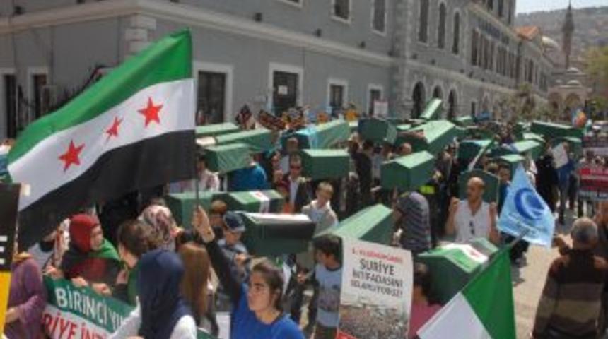 İzmir'de Esed'e tabutlu protesto