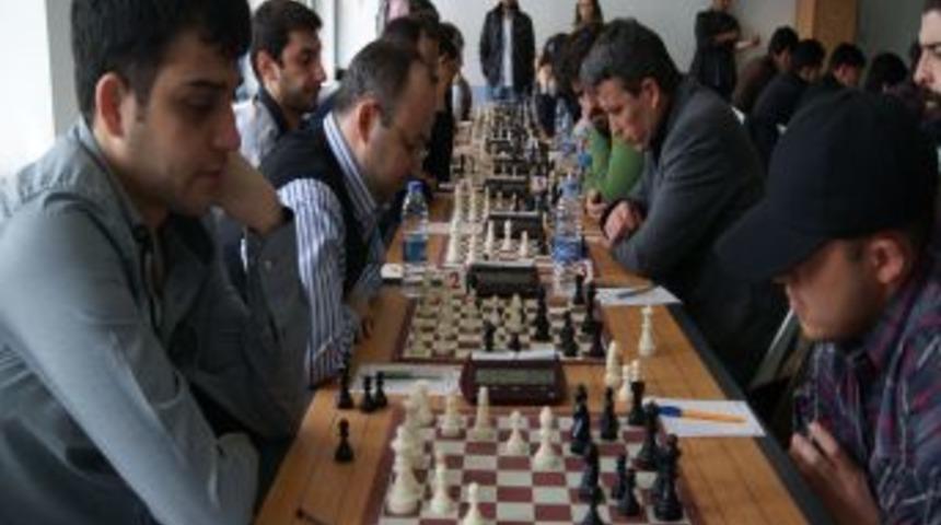 Satran&ccedil; ustaları turnuvada ter d&ouml;kt&uuml;