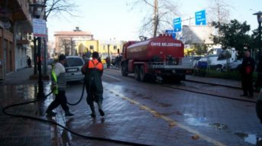 &Uuml;nye Belediyesi, caddeleri yıkayarak temizliyor