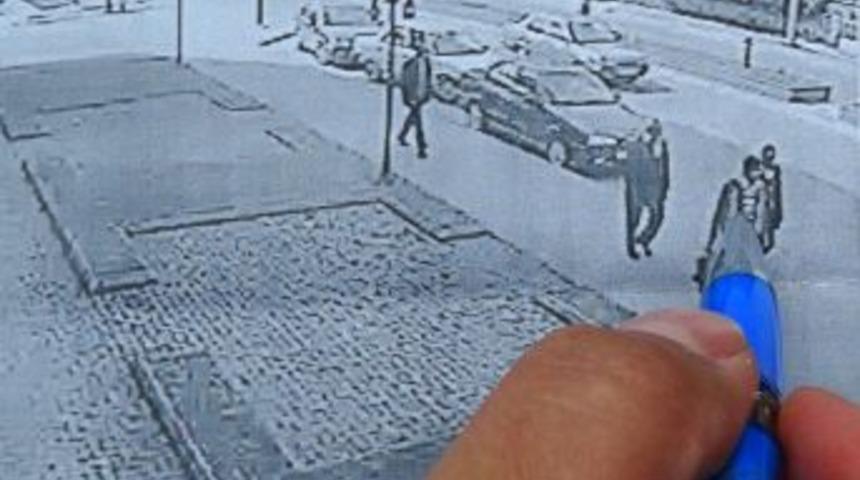 Filyos &Ccedil;ayı'na d&uuml;şen 3 kişi, k&ouml;pr&uuml;ye y&uuml;r&uuml;rken g&ouml;r&uuml;nt&uuml;lenmiş