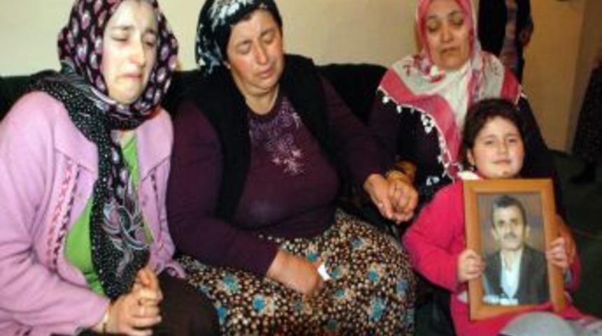 Kayıp yakınları, g&ouml;zyaşları i&ccedil;inde mezarları kazdı