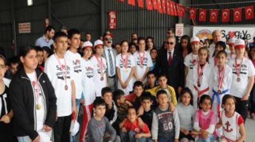 Risk altındaki &ccedil;ocuklar u&ccedil;akla şehir turu attı