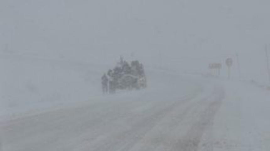 Siirtte Kar Yağışı Nedeniyle 20 K&ouml;y Yolu Kapalı