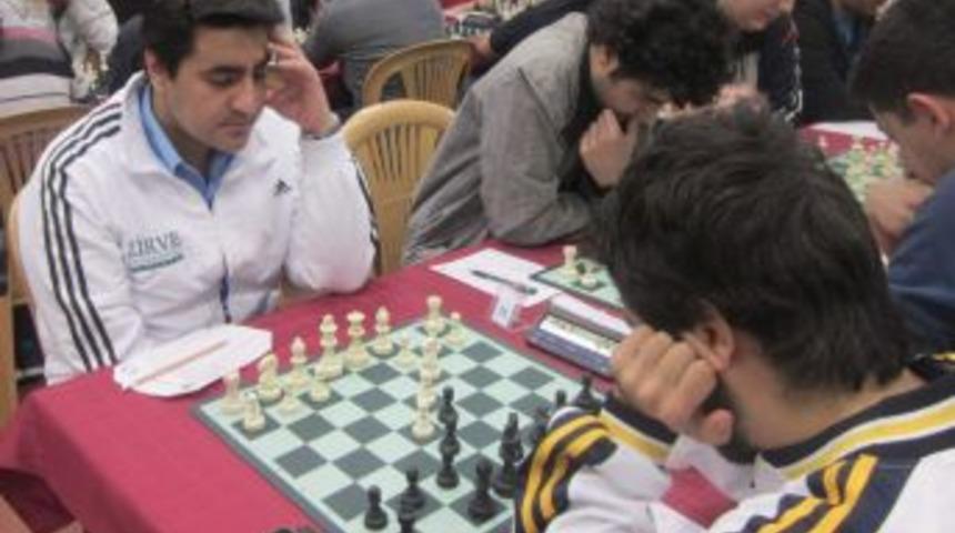 Zirve &Uuml;niversitesi &Ouml;ğrencisi Satran&ccedil; Şampiyonu Oldu