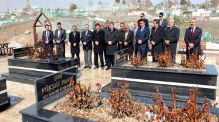 Destici Helikopter Kazasında &Ouml;lenlerin Mezarını Ziyaret Etti