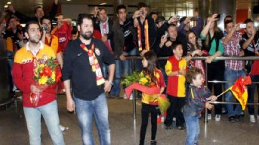 Galatasaray'ı İzmir&rsquo;de taraftarları karşıladı
