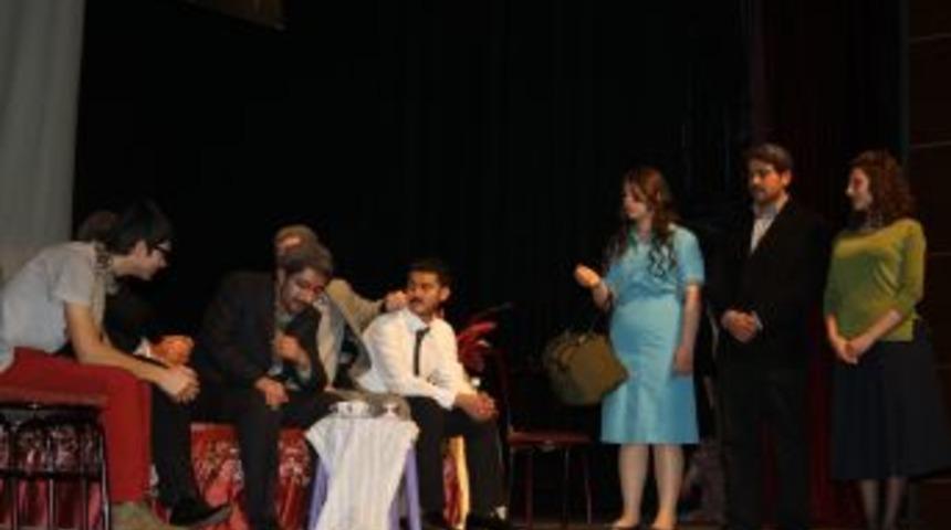 Liseliler Safinazın İzdivacını sahneledi