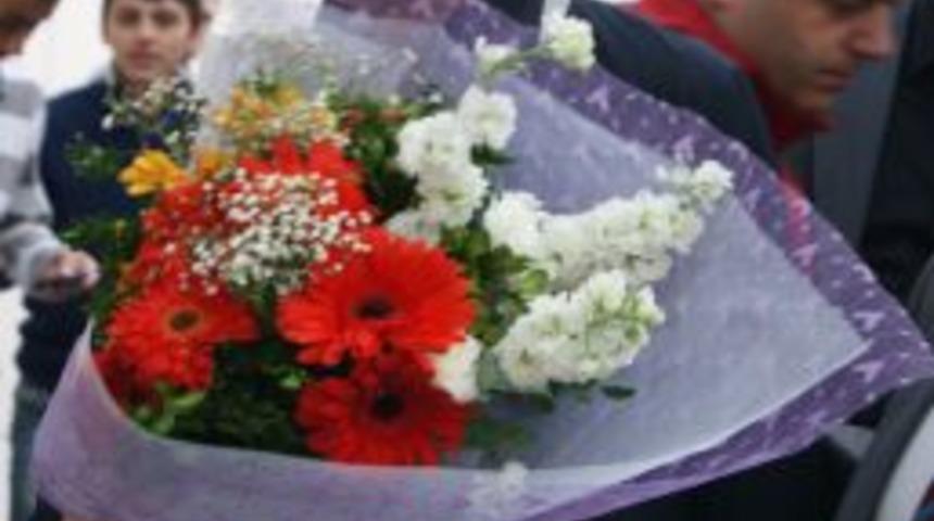 Trabzonspor Ordu'da &ccedil;i&ccedil;eklerle karşılandı