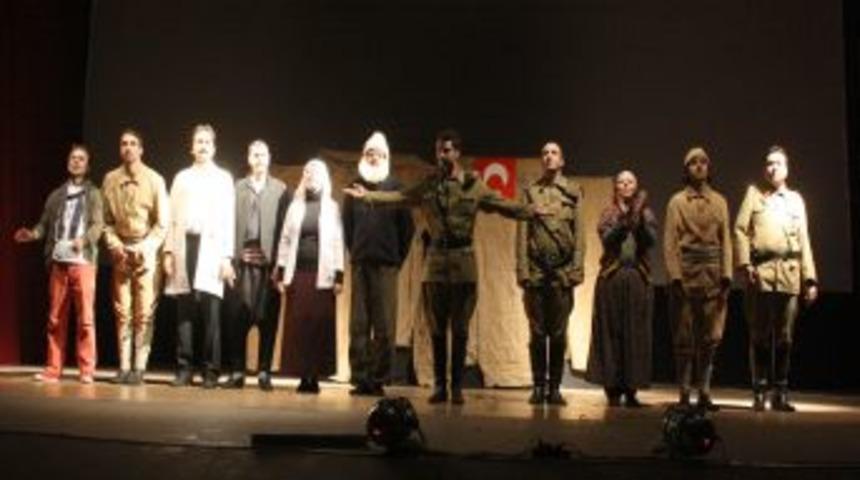 '&Ouml;zlenen &Ccedil;anakkale Ruhu' oyunu duygulandırdı