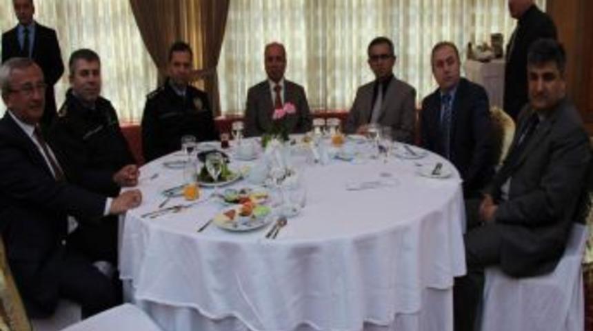 Vatandaş Yoldaki &Ccedil;ukuru Bile Polise Şikayet Edecek