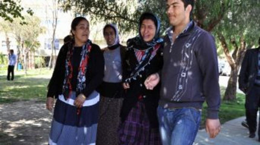 Otomobilin i&ccedil;inde yanarak &ouml;len &ccedil;ocuk toprağa verildi