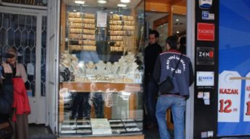 Soymaya &ccedil;alıştığı kuyumcuya yakalandı