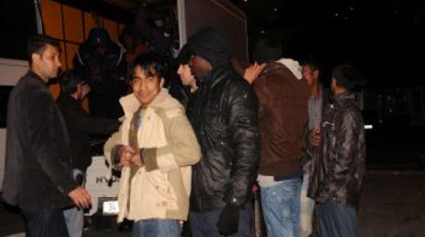 Kamyonet kasasından 30 ka&ccedil;ak &ccedil;ıktı