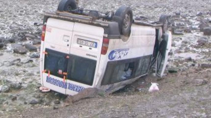 Siverek'te &Ouml;ğretmen Servisi Devrildi: 16 Yaralı