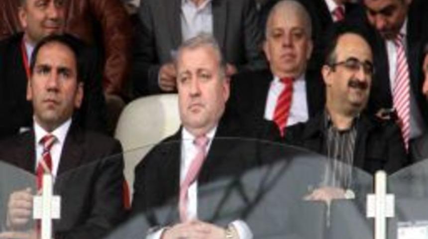 Mesut Bakkal başı &ouml;n&uuml;nde sahayı terk etti