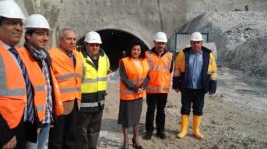 Vali Eseng&uuml;l Civelek, otoyol &ccedil;alışmalarını yerinde inceledi