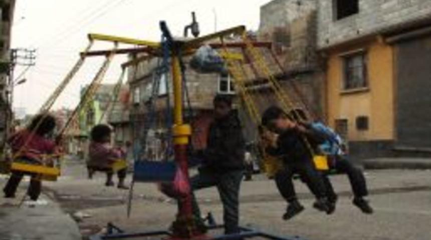 Seyyar salıncak, lunapark g&ouml;rmeyen &ccedil;ocukların tek eğlencesi