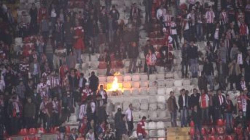Samsunspor k&uuml;me d&uuml;şt&uuml;, taraftar trib&uuml;nleri ateşe verdi