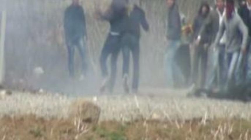 Bombanın g&ouml;stericinin elinde patlama anı g&ouml;r&uuml;nt&uuml;lendi