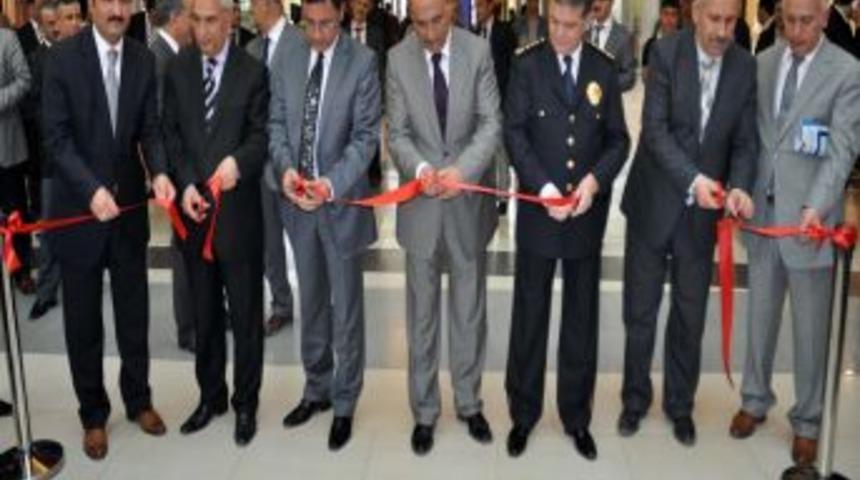 Gen&ccedil; mucitlerin projeleri alışveriş merkezinde sergileniyor