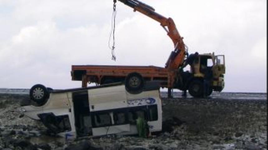 &Ouml;ğretmenleri taşıyan servis aracı devrildi: 16 yaralı