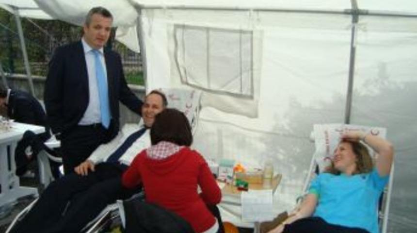 Kan bağışına polis eşleri de destek verdi