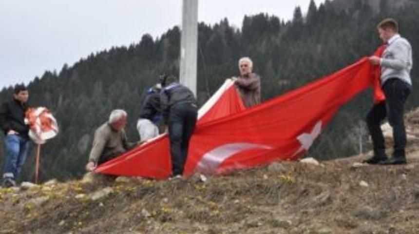 AYDER'de ki bayrak krizi &ccedil;&ouml;z&uuml;ld&uuml;