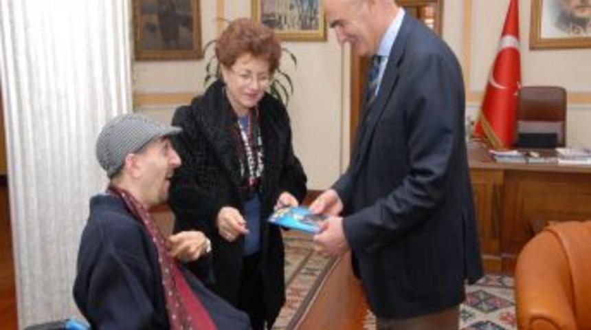 Engelleriyle m&uuml;cadelesini anlatan kitabını Belediye Başkanı Yılmaz'a hediye etti