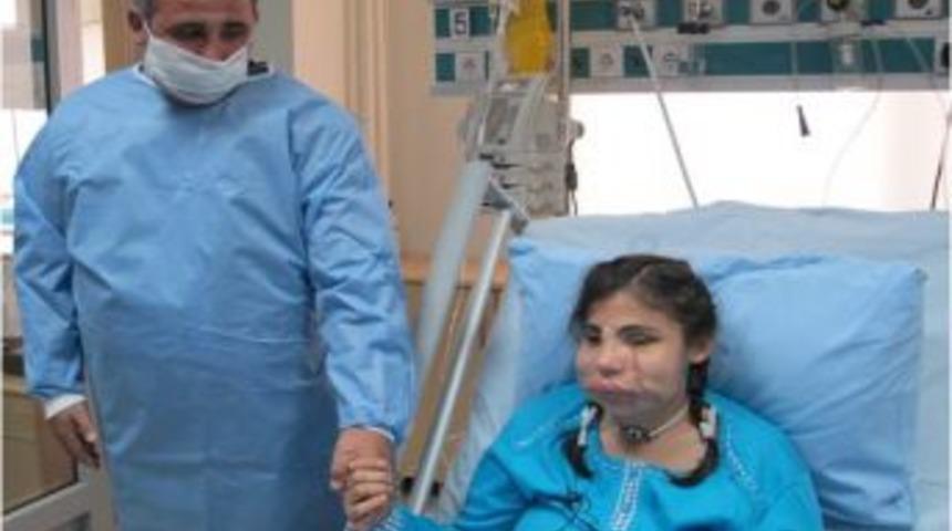 Y&uuml;z nakli olan kadın hasta, yeni y&uuml;z&uuml;n&uuml; beğendi