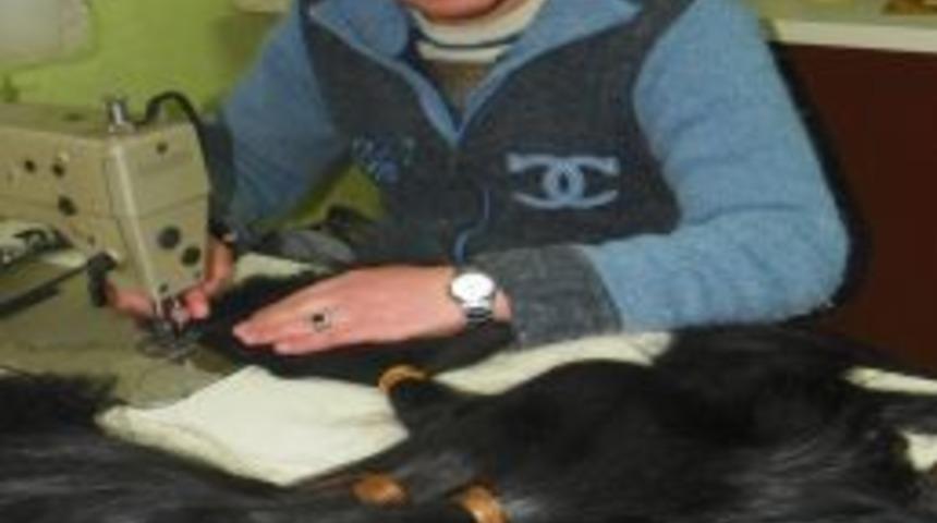 Ge&ccedil;im derdine d&uuml;şen terzi sa&ccedil; dikmeye başladı