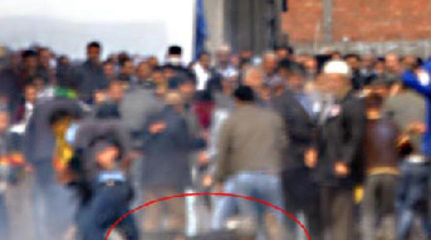 Polise atacağı bomba elinde patladı