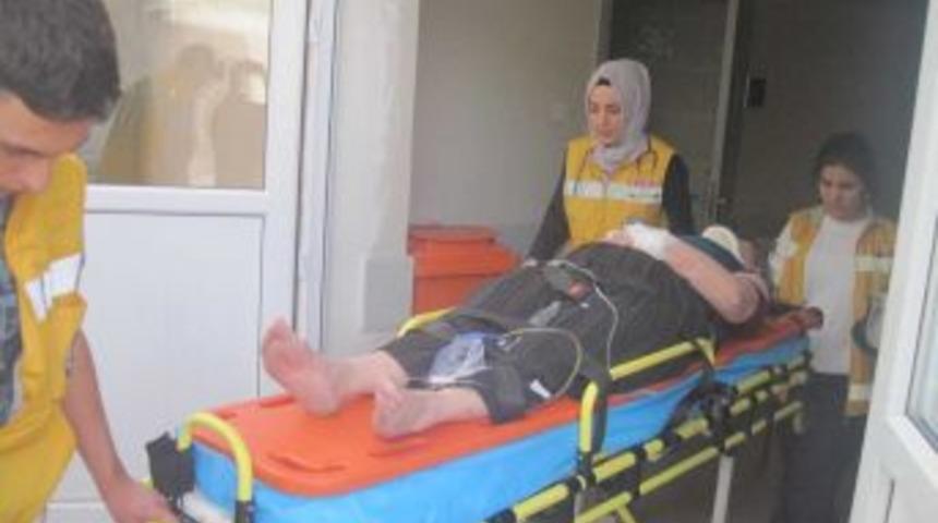 Lastiği Patlayan Otomobil Zeytinliğe Girdi: 2 Yaralı