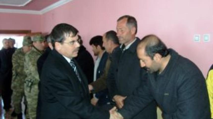 Vali Yılmaz, şehit korucunun ailesine taziye ziyaretinde bulundu