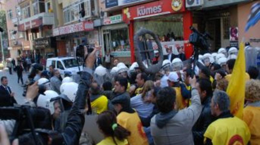 Kocaeli Valiliği'ne y&uuml;r&uuml;mek isteyenlere m&uuml;dahale edildi