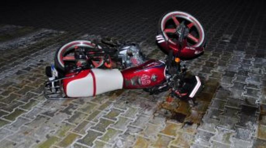 Motosiklet otomobile &ccedil;arptı: Bir &ouml;l&uuml;, bir yaralı