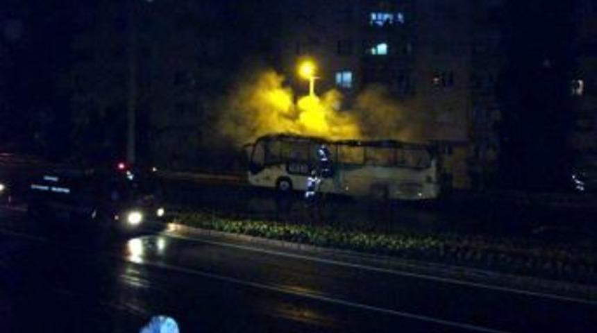 Seyir Halindeki Otob&uuml;s Alev Alev Yandı