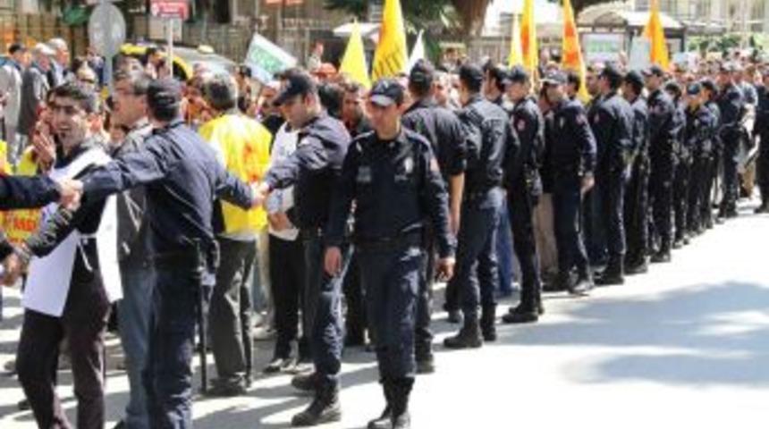 Adana'da Gergin '4+4+4' Y&uuml;r&uuml;y&uuml;ş&uuml;