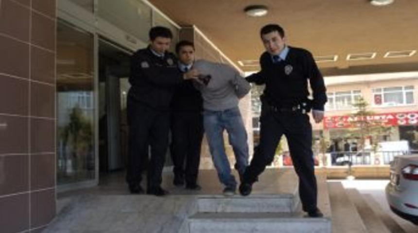 Kuyumcudan Bilezik &Ccedil;alan Hırsızı Vatandaşlar Yakaladı