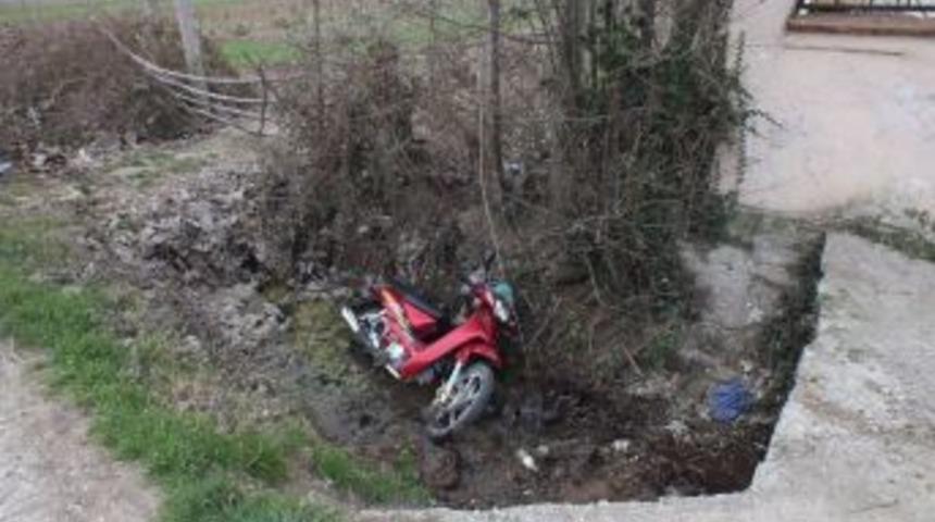 Motosikleti kanala u&ccedil;an s&uuml;r&uuml;c&uuml; ağır yaralandı