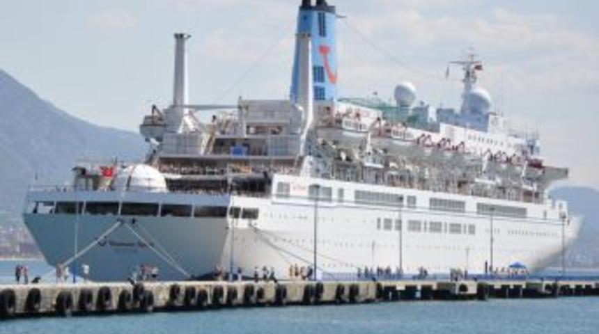 Sezonun ilk gemisi Alanya&rsquo;da demirledi