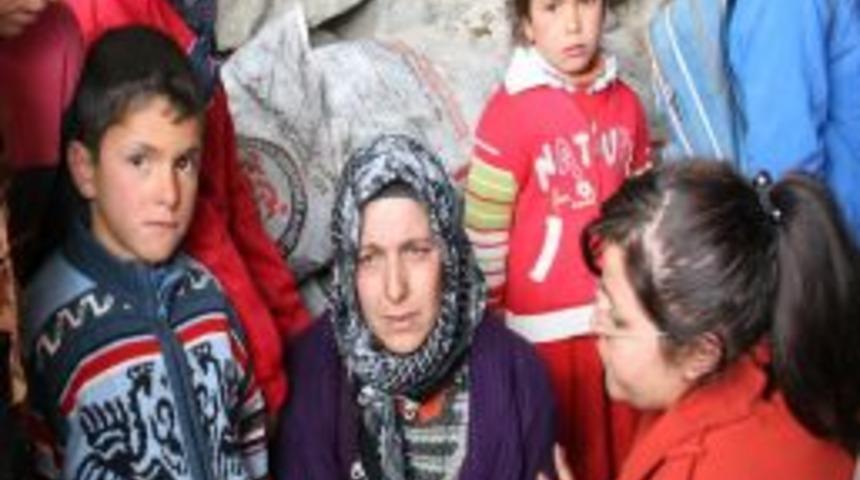 Van'da 4 &Ccedil;ocuğunu Alevlerden Kurtaran Anne Evsiz Kalınca G&ouml;zyaşlarına Boğuldu