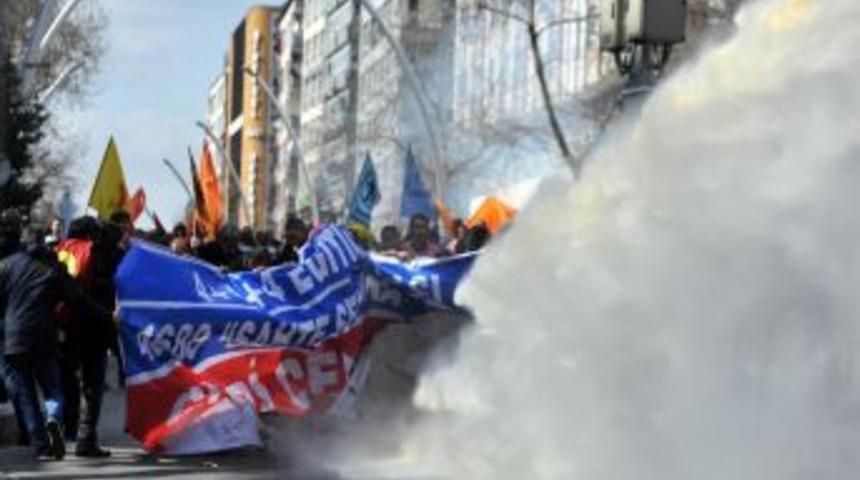 Ankara'da KESK eylemine polis m&uuml;dahale etti