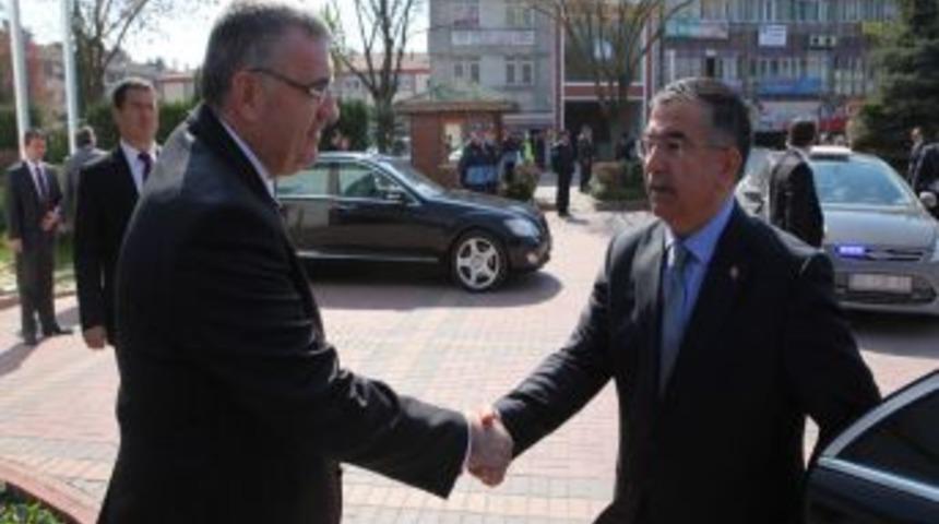 Bakan Yılmaz, Sakarya B&uuml;y&uuml;kşehir Belediyesi'ni Ziyaret Etti