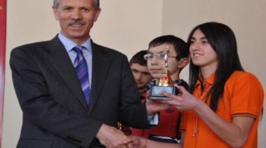 Satran&ccedil; turnuvasında dereceye giren &ouml;ğrenciler &ouml;d&uuml;llendirildi